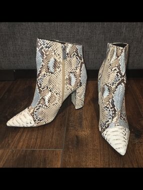 Qupid Snake Print Look Pointed Toe Ankle Boots - Size 8.5 - Block Heels